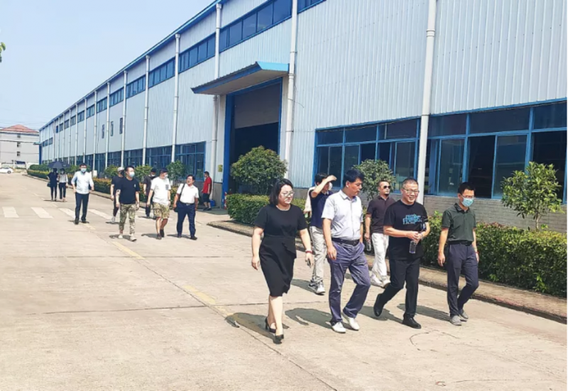 湖北亨威鋁業(yè)有限公司和全資子公司湖北南亞家居科技有限公司沈董協(xié)廠高層帶領(lǐng)協(xié)會(huì)領(lǐng)導(dǎo)參觀廠區(qū)