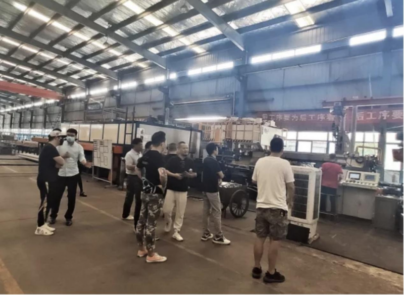 湖北亨威鋁業(yè)有限公司和全資子公司湖北南亞家居科技有限公司沈董協(xié)廠高層帶領(lǐng)協(xié)會(huì)領(lǐng)導(dǎo)參觀廠區(qū)